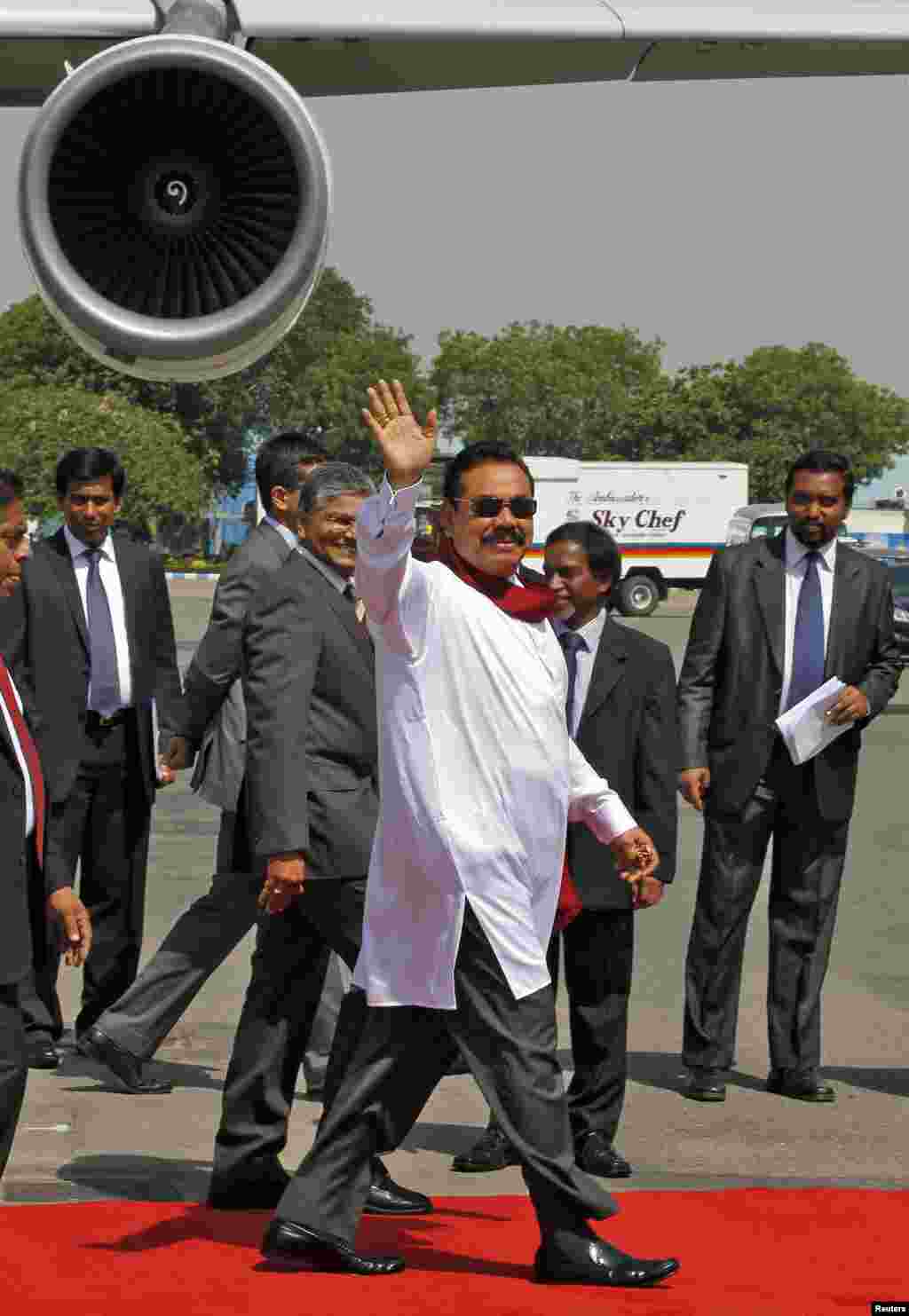 سری لنکا کے صدر راج پکشے بھی تقریب حلف برداری میں شرکت کے لیے بھارت پہنچے۔