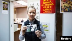 최근 북한을 방문했다가 억류된 호주 선교사 존 쇼트 씨의 부인 카렌 쇼트 여사가, 남편의 사진을 들고 있다.