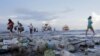 Sampah plastik mengotori Pantai Sanur di Bali, 10 April 2019. (Foto: Reuters/Johannes P. Christo)