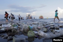 Sampah plastik mengotori pantai Sanur di Bali, 10 April 2019. (Foto: Johannes P. Christo)