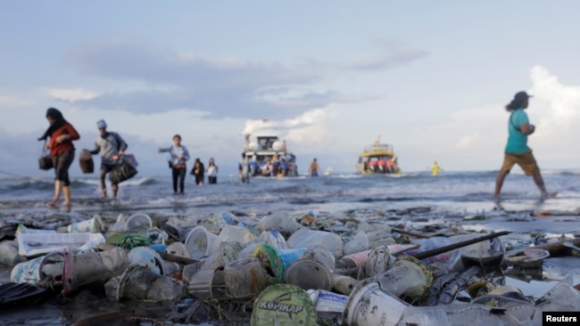 Sampah plastik tampak mengotori area pantai Sanur di Bali, 10 April 2019. (Foto: Reuters/Johannes P. Christo)