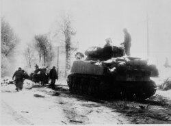 دوسری جنگ عظیم کی ایک یادگار تصویر۔ ٹینک بیلجیئم سے گزر رہے ہیں۔ 7 جنوری 1945