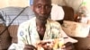 Albert Kouawa, tenant la photo de son fils Frenzo porté disparu depuis 2015 à Yaoundé, le 31 août 2020. (VOA/Emmanuel Jules Ntap) 