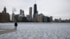 Charles Martinez olha para o Lago Michigan parcialmente congelado e para o skyline de Chicago, Jan. 5, 2015