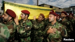 Para anggota sayap militer Hizbullah dalam upacara pemakaman rekan-rekan mereka yang gugur di Suriah (26/5). 