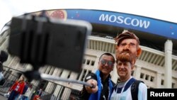 Navijači prave "selfije" ispred stadiona "Lužnjiki" u Moskvi, pred početak prve utakmice Svetskog prvenstva u fudbalu