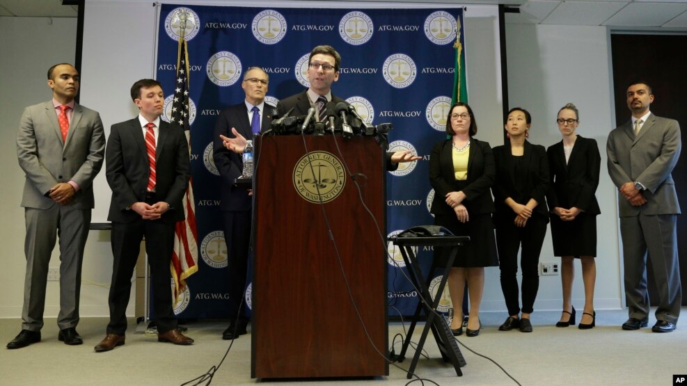 Tổng Chưởng lý bang Washington Bob Ferguson (giữa) trao đổi với báo giới, ngày 30 tháng 02 năm 2017.