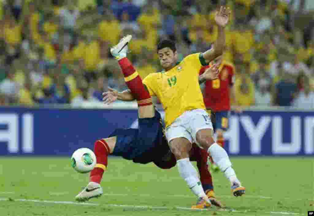 Spain's Sergio Ramos is blocked by Brazil's Hulk, front, during the soccer Confederations Cup final between Brazil and Spain at the Maracana stadium in Rio de Janeiro, Brazil, Sunday, June 30, 2013. (AP Photo/Victor R. Caivano) 