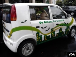 Mobil berbahan bakar listrik Evina atau Electric Vechile Indonesia karya Dasep Ahmadi yang disiapkan para delegasi KTT APEC di Nusa Dua, Bal. (foto: VOA/Iris Gera).