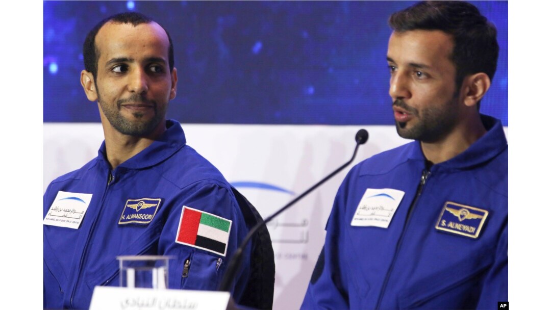 Astonot UEA Sultan al-Neyadi (kanan) bersama astronot Hazza al-Mansoori, di Dubai, Uni Emirat Arab, 25 Februari 2019. (Foto: dok).