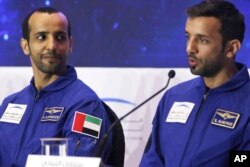 Astonot UEA Sultan al-Neyadi (kanan) bersama astronot Hazza al-Mansoori, di Dubai, Uni Emirat Arab, 25 Februari 2019. (Foto: dok).