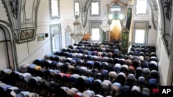 Molitva u Isa-begovoj džamiji u Skoplju za vreme Ramazana.