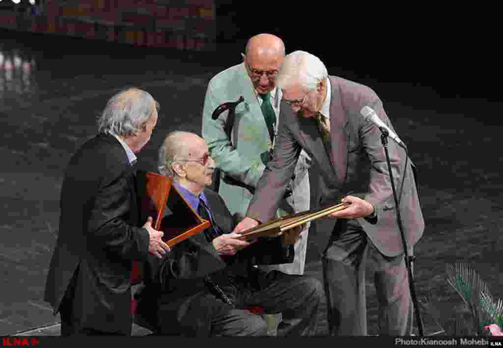 در سومین جشن سالانه &quot;موسیقی ما&quot; در تالار وحدت از &quot;عبدالوهاب شهیدی، خواننده و آهنگساز ایرانی تجلیل شد. آقای شهیدی که نوازنده عود نیز هست، 92 ساله است. عکس: کیانوش محبیان، ایرنا