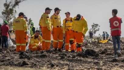 Các điều tra viên khám hiện trường vụ rơi Boeing 737 Max 8 của Ethiopian Airlines, 12/3/2019