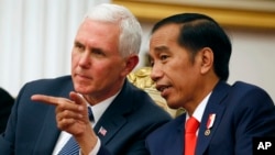 U.S. Vice President Mike Pence (left) talks with Indonesian President Joko Widodo during their meeting at Merdeka Palace in Jakarta, Indonesia, April 20, 2017. Pence is on a 10-day trip in Asia.