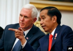 FILE - U.S. Vice President Mike Pence (left) talks with Indonesian President Joko Widodo during their meeting at Merdeka Palace in Jakarta, Indonesia, April 20, 2017. Pence is on a 10-day trip in Asia.