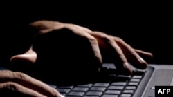 Viên chức chính phủ VN bị tù vì chèn ảnh khiêu dâm vào website tỉnh