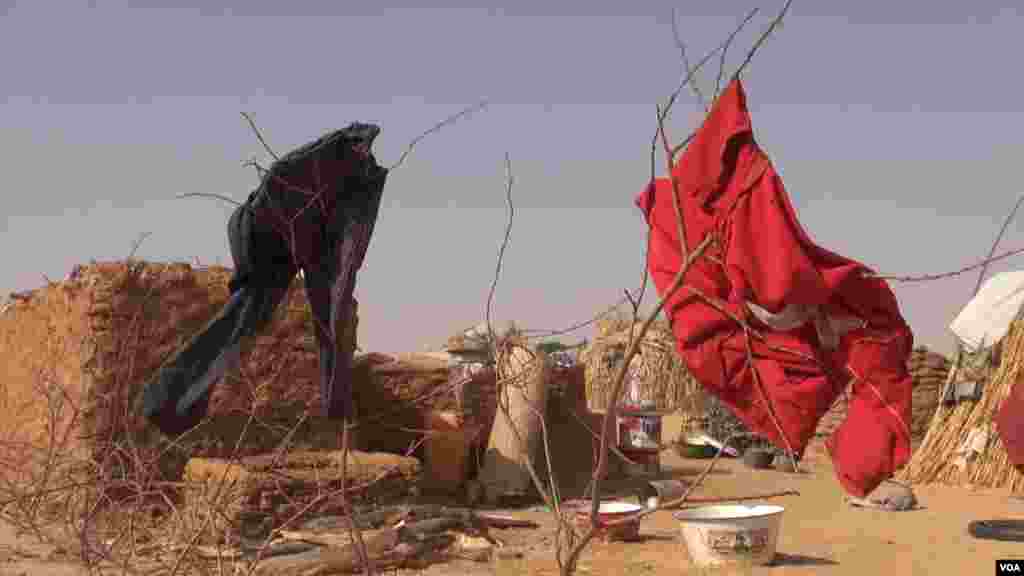 Des vêtements sèchent dans le camp d&#39;Assaga, à Diffa, au Niger, 29 février 2016. (VOA/Nicolas Pinault)