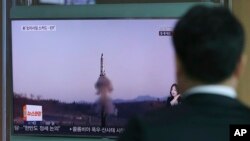 Imagem televisiva de um anterior lançamento da Coreia do Norte.