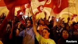 Des protestants marchent dans les rues de Tunis, en Tunisie, le 17 juillet 2014.
