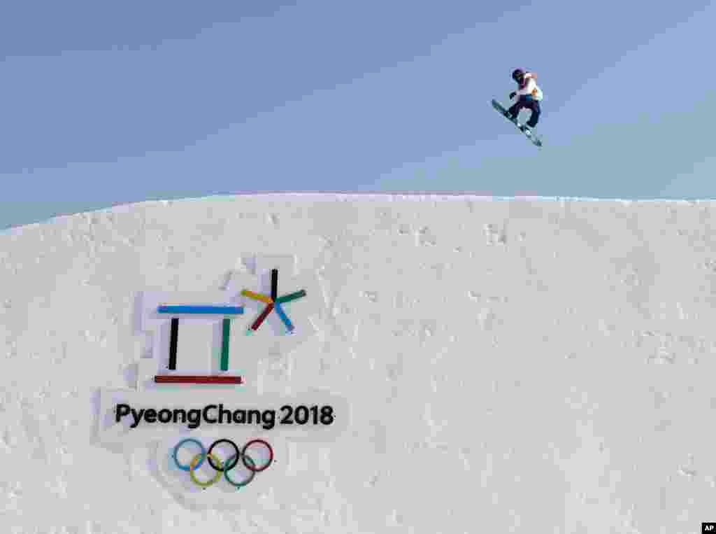 تمرین یک اسنوبرد سوار شرکت کننده در بازیهای المپیک زمستانی ۲۰۱۸ کره جنوبی