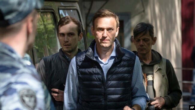 俄罗斯反对党领袖阿列克谢·纳瓦尔尼（Alexei Navalny）2018年5月11日在莫斯科举行的抗议活动中被捕后抵达法院。