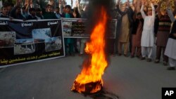 ပါကစ္စတန်၊ ပက်ရှ်ဝါခရိုင်ရှိ Orakzai ဒေသက တရုတ်ကောင်စစ်ဝန်ရုံးတိုက်ခိုက်ခံရမှုကို ပါကစ္စတန်ကျောင်းသားတွေက ရှုတ်ချပြီး ဆန္ဒပြကြစဉ်။ (နိုဝင်ဘာ ၂၃၊ ၂၀၁၈)
