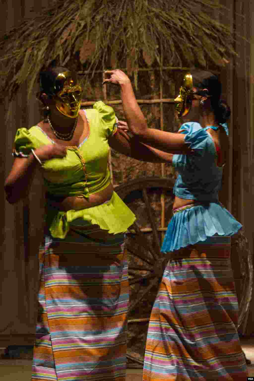 Two women perform roles in a Sri Lankan play depicting the troubles and dangers of migrating to a new country. (John Owens/VOA)