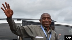 Le chef de l'opposition burundaise, Agathon Rwasa, arrive, lors du référendum, à un bureau de vote à Ciri, dans le nord du Burundi, le 17 mai 2018.