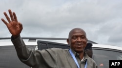 Le chef de l'opposition burundaise, Agathon Rwasa, arrive, lors du référendum, à un bureau de vote à Ciri, dans le nord du Burundi, le 17 mai 2018.