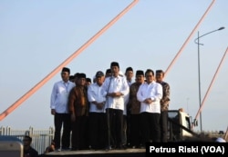 Presiden Joko Widodo meresmikan penghapusan tarif tol Jembatan Suramadu, Surabaya, 27 Oktober 2018. (Foto: Petrus Riski/VOA)