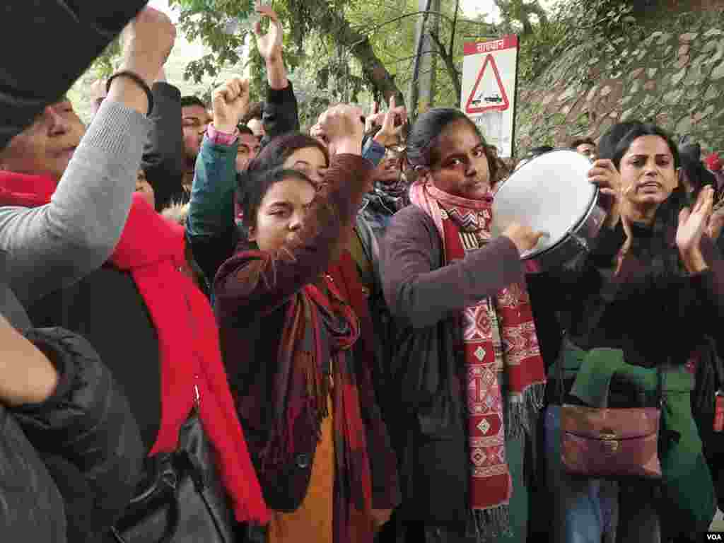 جے این یو میں طلبہ پر حملے کے بعد بھارت میں جاری مظاہروں کی شدت میں دوبارہ اضافہ ہو گیا ہے۔