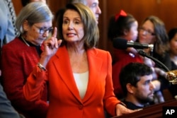 Lãnh đạo Khối thiểu số Hạ viện Nancy Pelosi phát biểu trong cuộc họp báo phản đối dự luật của phe Cộng hòa, ngày 19 tháng 12, 2017, ở Điện Capitol, Washington.