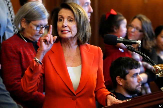 Lãnh đạo Khối thiểu số Hạ viện Nancy Pelosi phát biểu trong cuộc họp báo phản đối dự luật của phe Cộng hòa, ngày 19 tháng 12, 2017, ở Điện Capitol, Washington.