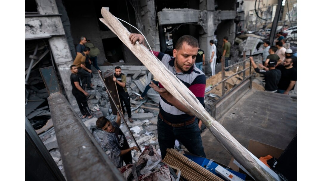 Warga berusaha menyelamatkan barang-barang yang masih berharga di antara reruntuhan gedung, pasca penerapan gencatan senjata di Gaza, Palestina (21/5) (foto: dok).