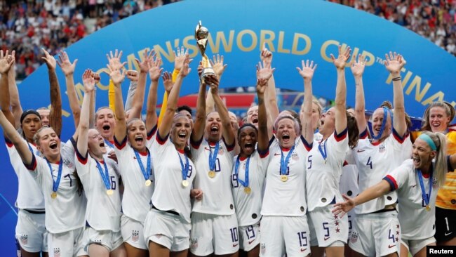美国女子足球队7日在法国里昂女子世界杯决赛中击败荷兰队，第四次夺得女子世界杯。