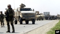 Des soldats allemands assurant la sécurité après un attentat-suicide en Afghanistan