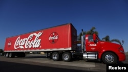 Sebuah truk pengangkut minuman bersoda Coca-Cola, melintasi sebuah jalan di Carlsbad, California (Foto: dok). Coca-Cola, mulai melebarkan pangsa pasarnya ke Burma. 