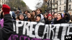 پیرس میں مظاہرین پنشن اصلاحات کے خلاف نعرے لگا رہے ہیں۔ 6 دسمبر 2019