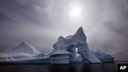 Gunung es terlihat dari Pulau Ammassalik di Greenland selatan. (Foto: dok). Kepolisian Greenland mengatakan, tiga orang dewasa dan seorang anak di desa Nuugaatsiaq dipastikan tewas akibat tsunami yang melanda wilayah pantai barat wilayah pulau Artik tersebut, 21 Juni 2107.