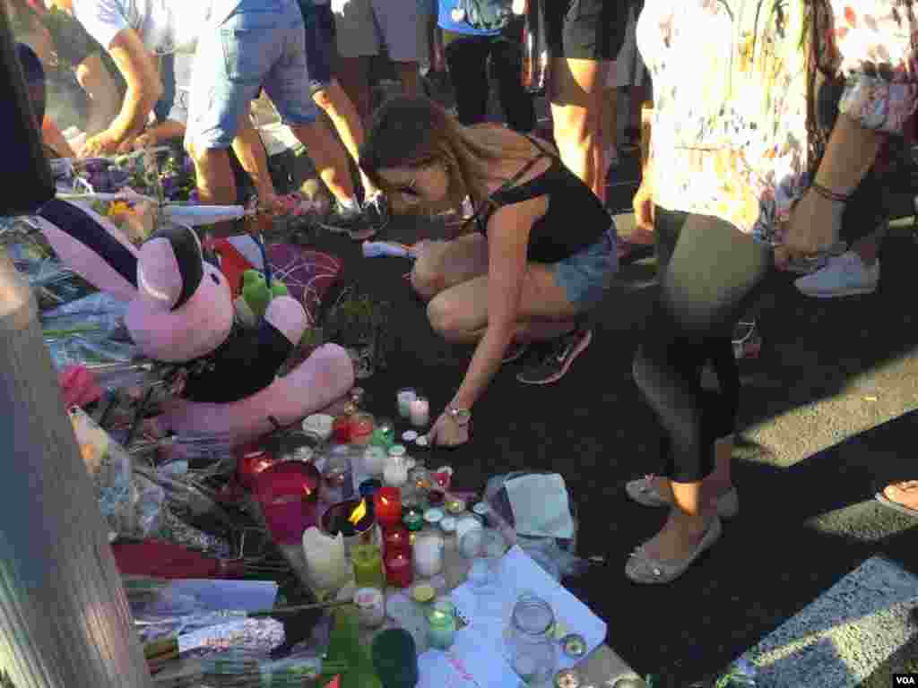 Woman leaves memento in honor of victims of Bastille Day attack in Nice, France, July 15, 2016. (Photo: VOA Persian Service)