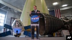 En esta imagen publicada por la NASA, el administrador interino de la agencia espacial estadounidense, Robert Lightfoot, analiza la propuesta de presupuesto del año fiscal 2019 durante un discurso el lunes 12 de febrero de 2018.Marshall Space Flight Center in Huntsville, Alabama.