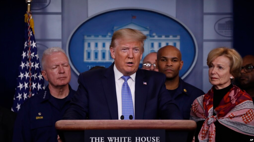 Le président Donald Trump, lors d'un briefing sur le coronavirus dans la salle de presse de la Maison Blanche, dimanche 15 mars 2020, à Washington. (Photo AP / Alex Brandon)