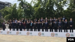 Foto oficial de los representantes de los países miembros de la Organización de Estados Americanos, excepto Uruguay, en la 49 Asamblea General del organismo en Medellín, Colombia, el 27 de junio de 2019. 