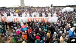 Para demonstran memprotes pembangunan jalur minyak Keystone dari Kanada ke AS, di Washington. (Foto: Dok)
