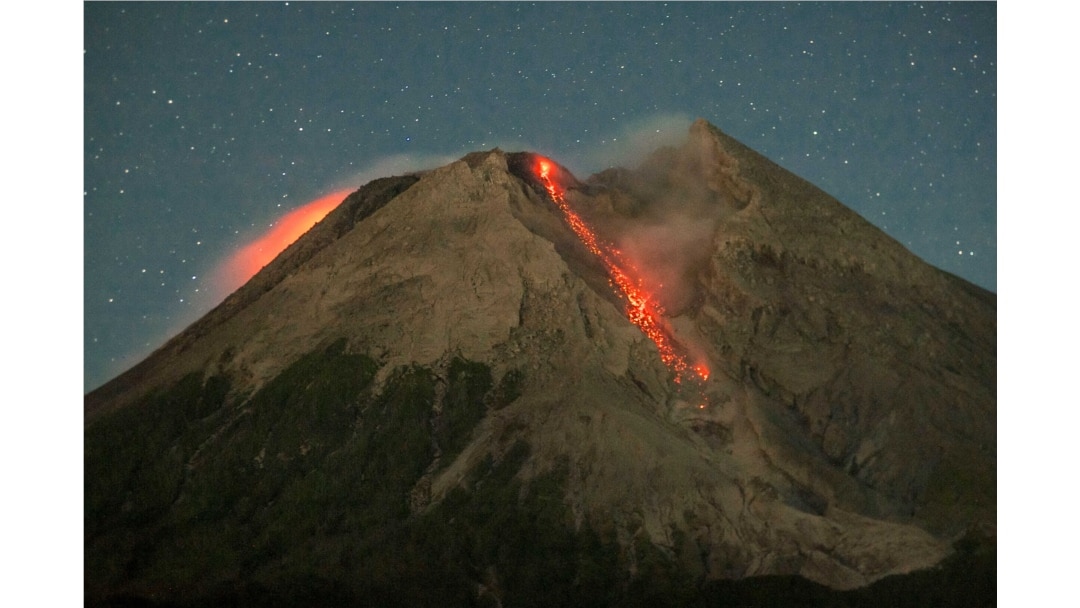 Aliran lahar yang dikeluarkan oleh Gunung Merapi, gunung berapi paling aktif di Indonesia, dilihat dari desa Cangkringan, Sleman dekat kota Yogyakarta, 6 Juli 2021. (Foto: AGUNG SUPRIYANTO/AFP)