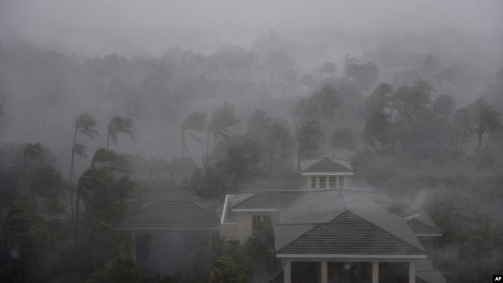 Pusat Badai Irma melewati Naples, Florida, 10 September 2017.