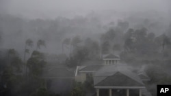 Pusat Badai Irma melewati Naples, Florida, 10 September 2017.