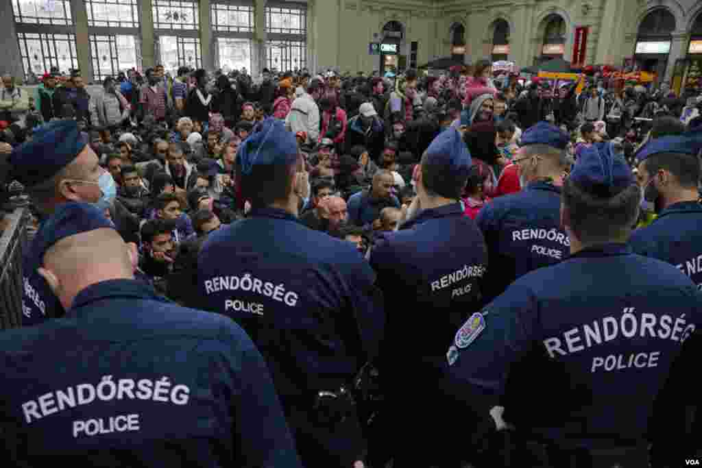 پلیس سعی در ایجاد نظم در ایستگاه قطار بوداپست دارد.&nbsp;
