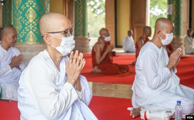 Nuns take part in the national blessing ceremony with his family at Wat Kol Tor Teng, in Phnom Penh, Cambodia, Monday, March 23, 2020. (Khan Sokummono/VOA Khmer)
